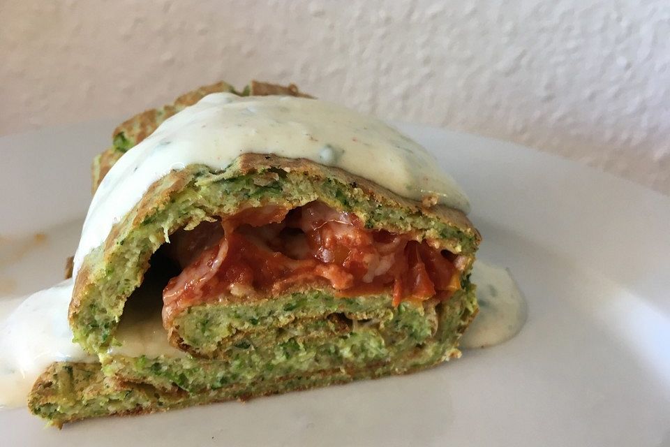 Zucchini - Roulade mit Basilikumsauce