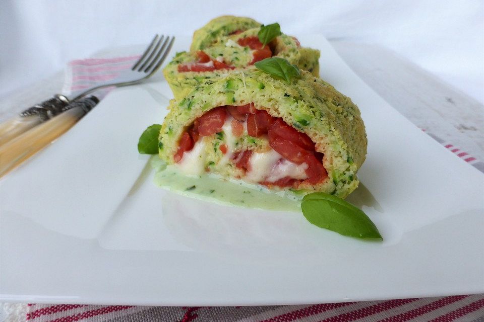 Zucchini - Roulade mit Basilikumsauce