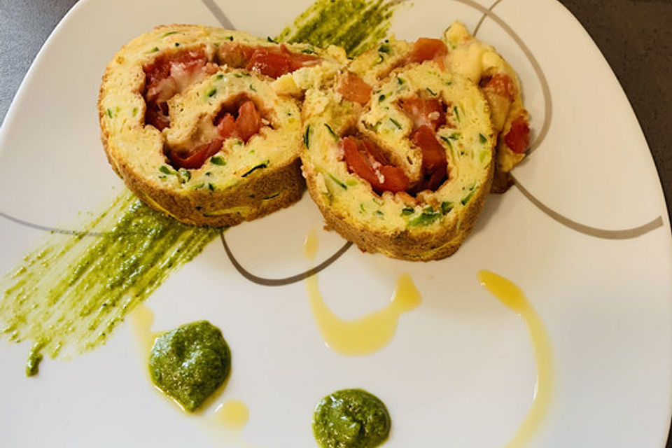 Zucchini - Roulade mit Basilikumsauce