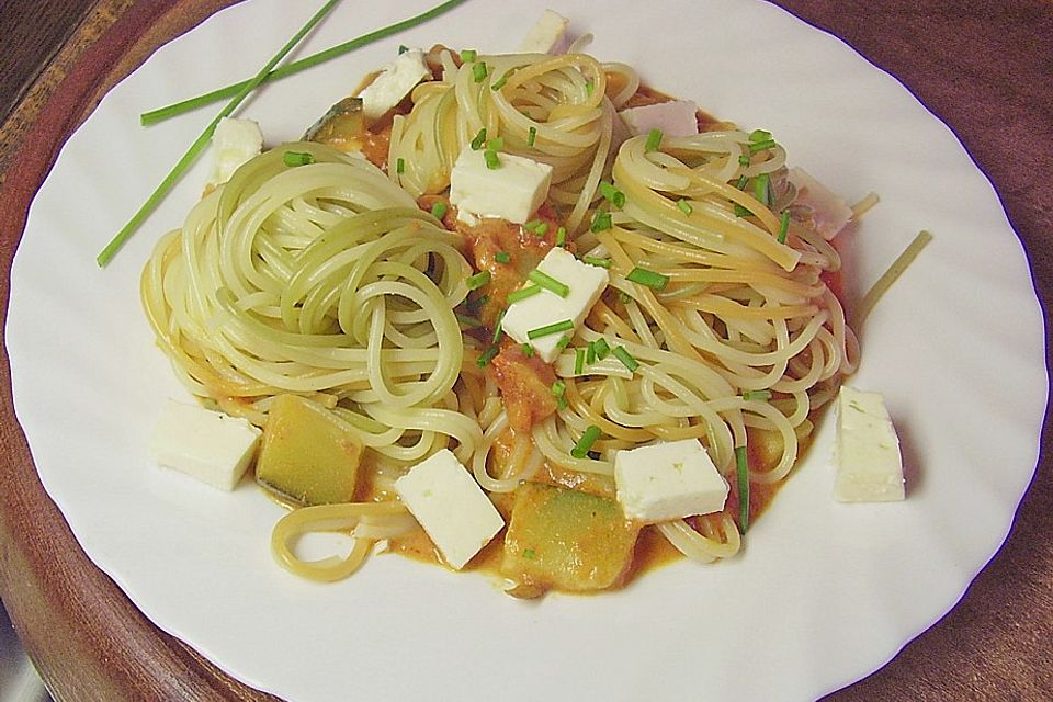 Nudeln mit Zucchini - Schafkäse - Sauce