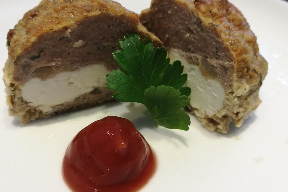 Mini - Hackbraten mit Schafskäseherz aus dem Ofen