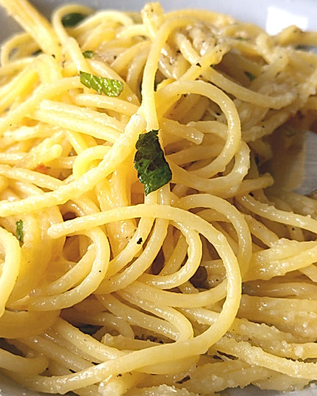 Spaghetti mit Pecorino, Minze und Pinienkernen