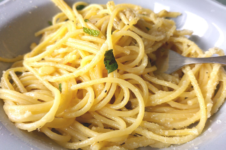 Spaghetti mit Pecorino, Minze und Pinienkernen