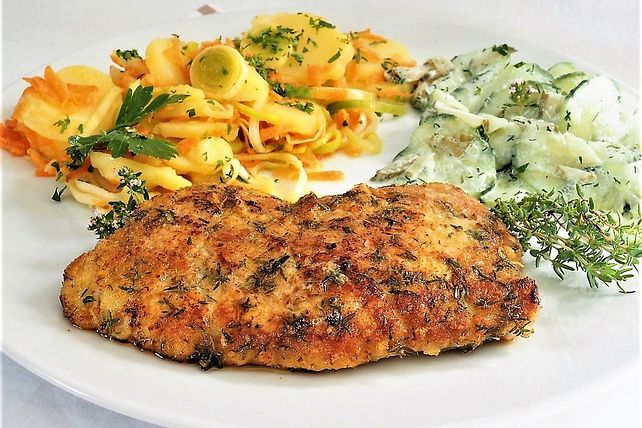 Schnitzel mit einer Parmesan - Thymian - Panade mit Rosmarinkartoffeln ...