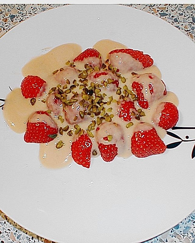 Erdbeeren mit Marzipansauce