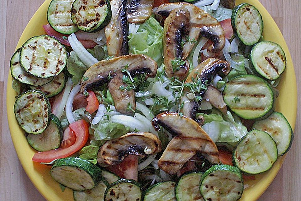 Gemischter Salat mit Champignons und Zucchini