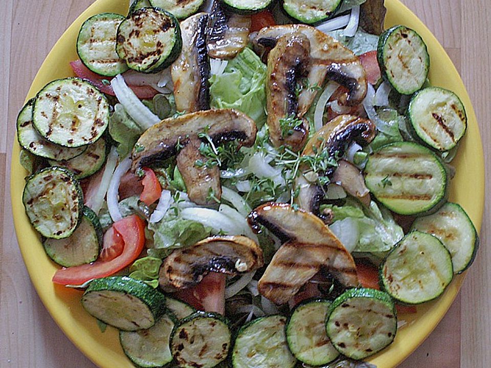 Gemischter Salat mit Champignons und Zucchini von willinpe| Chefkoch