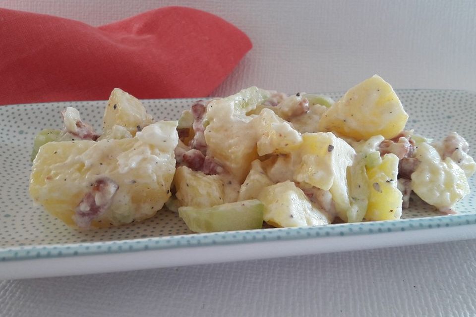 Frischer Kartoffelsalat mit Speck und Gurke