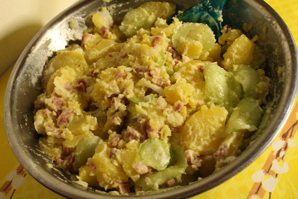 Frischer Kartoffelsalat mit Speck und Gurke