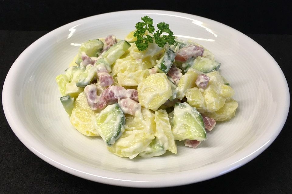 Frischer Kartoffelsalat mit Speck und Gurke