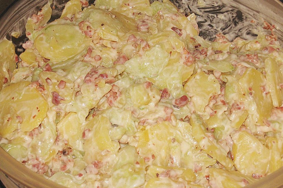 Frischer Kartoffelsalat mit Speck und Gurke