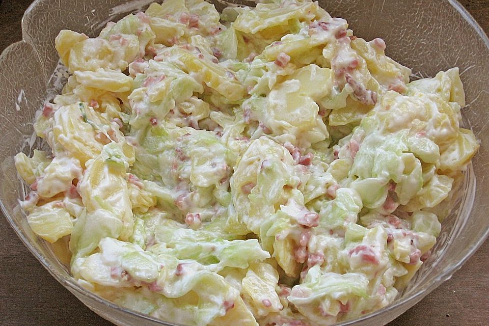 Frischer Kartoffelsalat mit Speck und Gurke