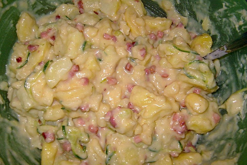 Frischer Kartoffelsalat mit Speck und Gurke