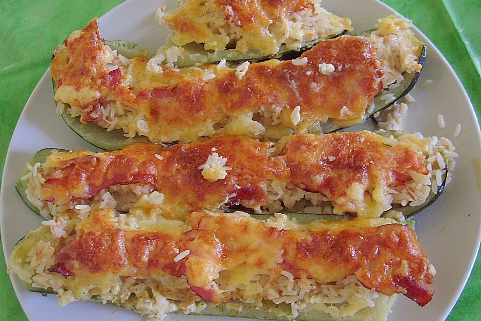 Zucchini mit Hackfleisch - Reis - Füllung, überbacken