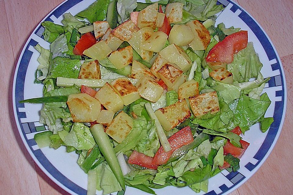 Blattsalat mit Kartoffelcroutons