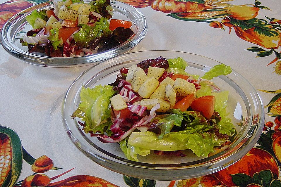 Blattsalat mit Kartoffelcroutons