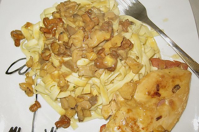 Bandnudeln in Pilz - Sahnesoße mit Putenfleisch von afejza| Chefkoch