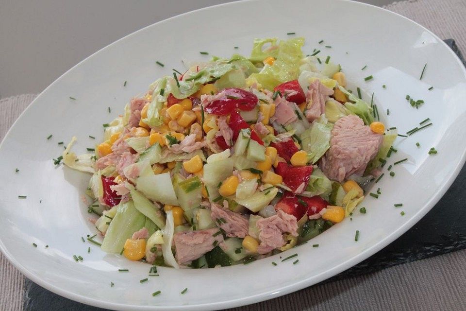 Thunfischsalat mit Mais und Eisbergsalat