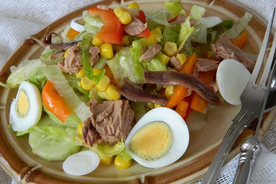 Thunfischsalat mit Mais und Eisbergsalat