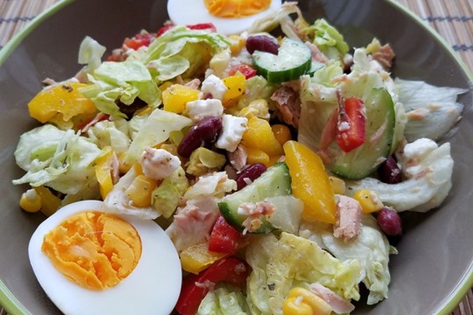 Thunfischsalat mit Mais und Eisbergsalat