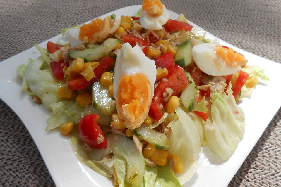 Thunfischsalat mit Mais und Eisbergsalat