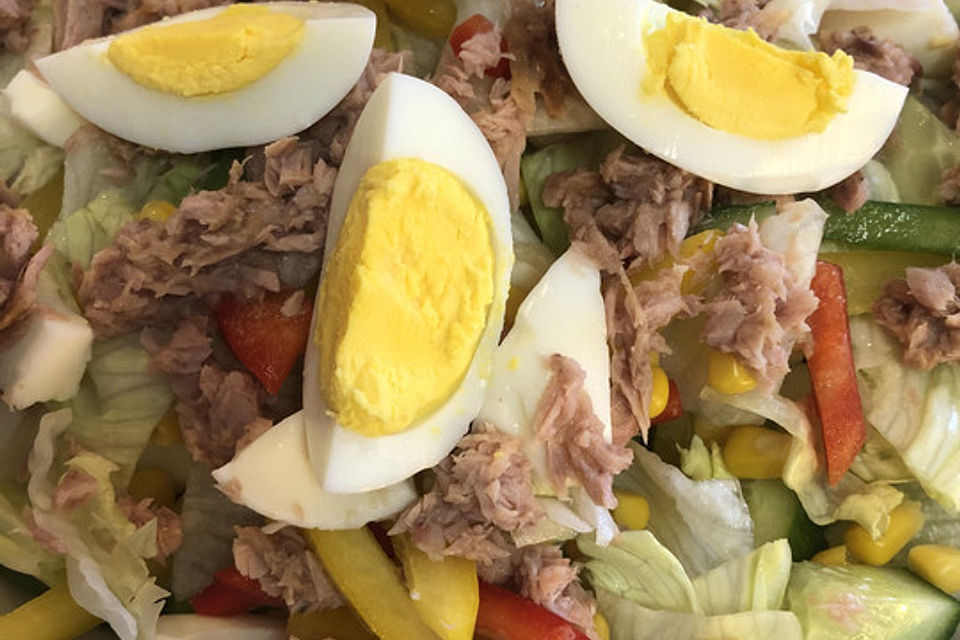 Thunfischsalat mit Mais und Eisbergsalat