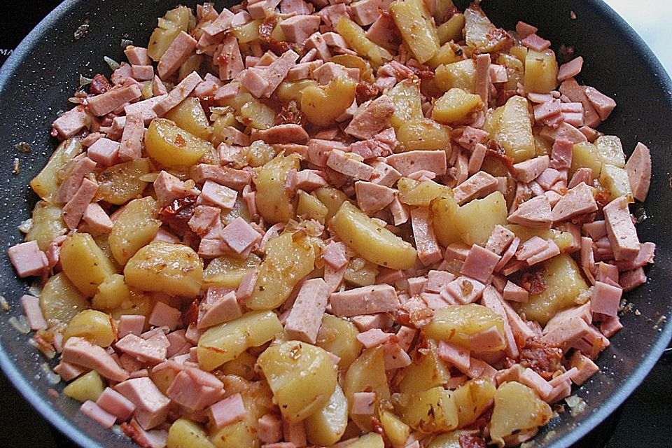 Speck - Käse Pfanne mit Pellkartoffeln