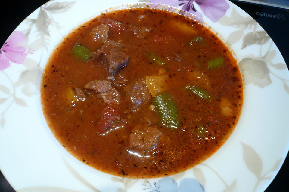 Kesselgulaschsuppe pikant