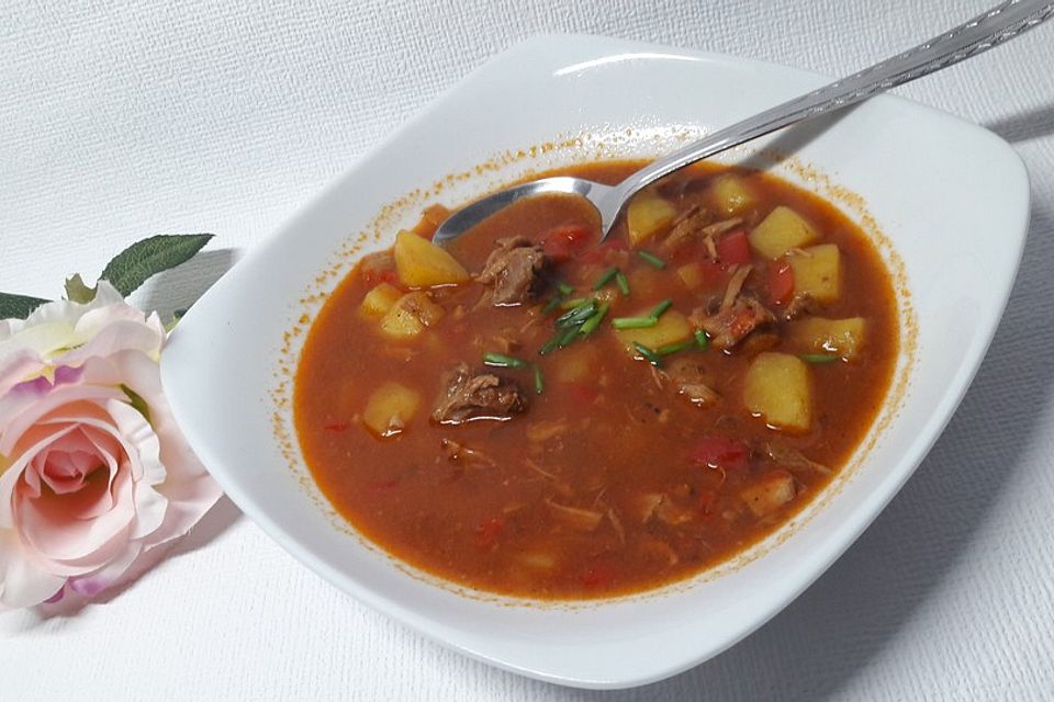 Kesselgulaschsuppe pikant