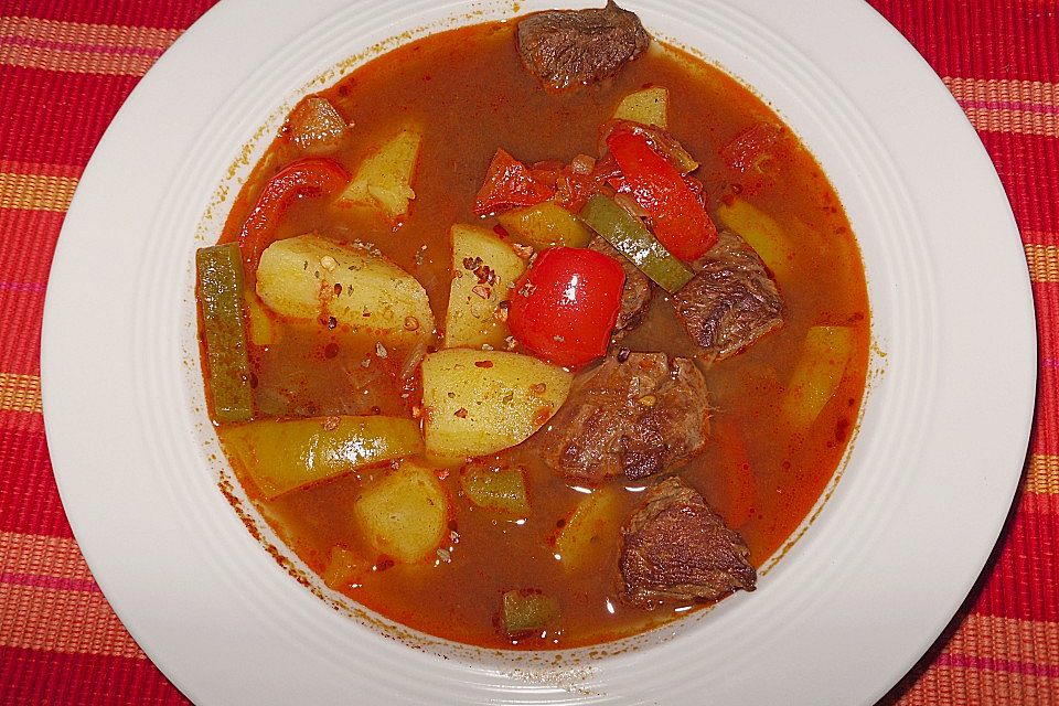 Kesselgulaschsuppe pikant