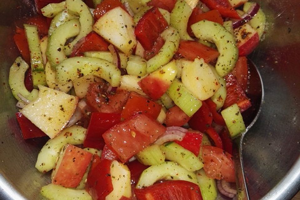 Tunesischer Gurkensalat mit Äpfeln