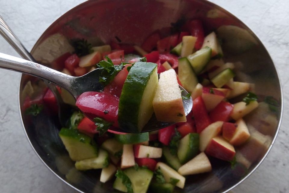 Tunesischer Gurkensalat mit Äpfeln