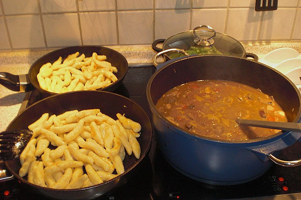 Rehragout mit Schupfnudeln