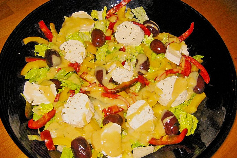 Eisbergsalat mit Ziegenkäse und Senf - Honig Sauce