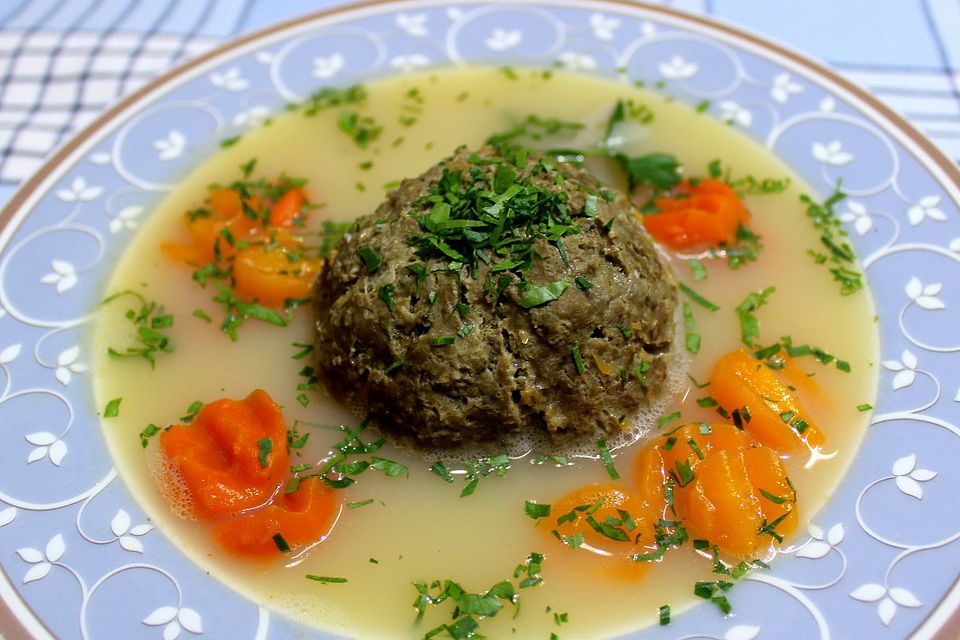 Leberknödelsuppe hausgemacht