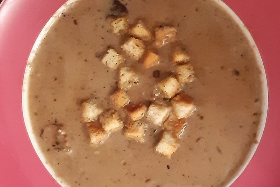 Waldpilzsuppe mit gebackenem Knoblauch