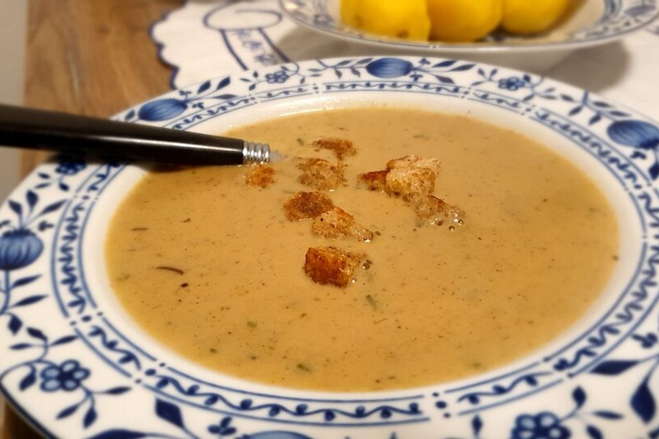 Waldpilzsuppe mit gebackenem Knoblauch