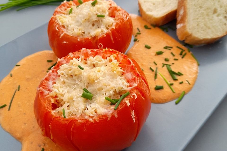 Vegetarische gefüllte Tomaten mit Sauce