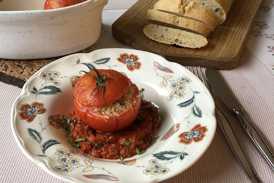 Vegetarische gefüllte Tomaten mit Sauce