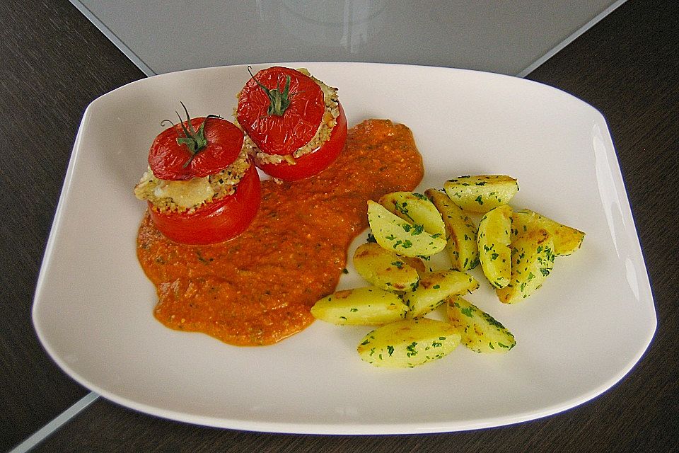 Vegetarische gefüllte Tomaten mit Sauce