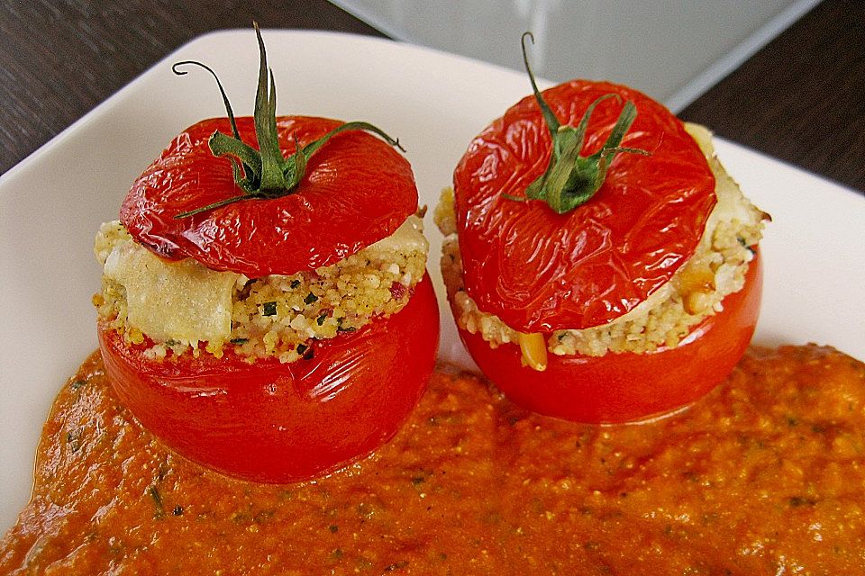 Vegetarische gefüllte Tomaten mit Sauce