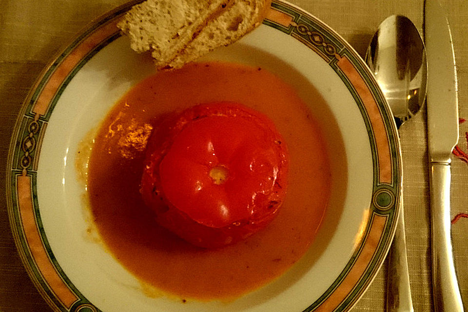 Vegetarische gefüllte Tomaten mit Sauce