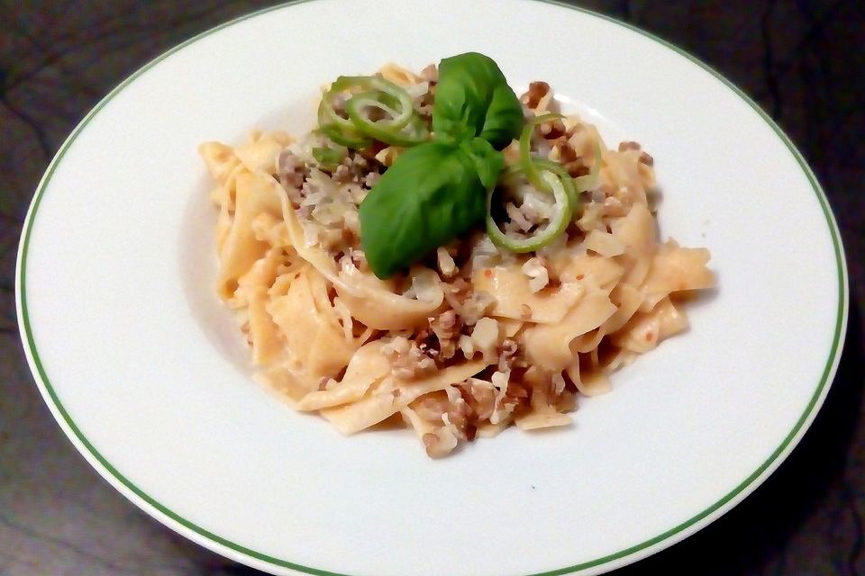 Tagliatelle mit Hackfleisch - Gorgonzola - Sahne - Sauce asiatisch angehaucht