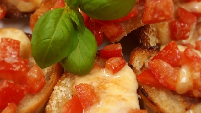 Crostini mit Tomaten und Mozzarella von Vinny