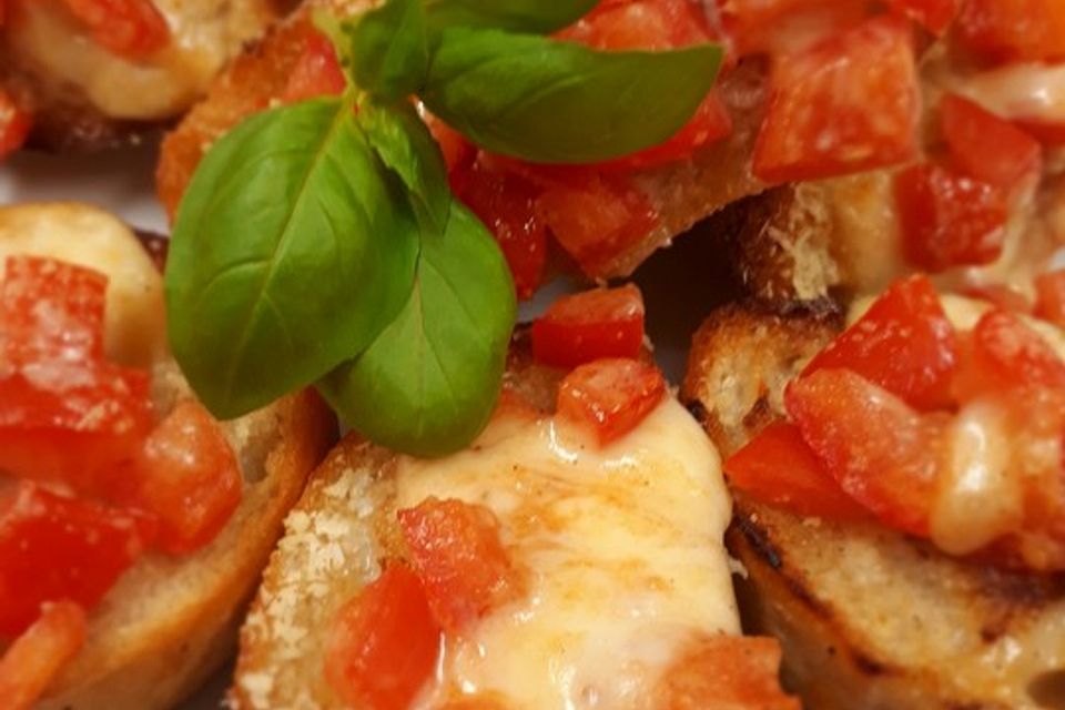 Crostini mit Tomaten und Mozzarella