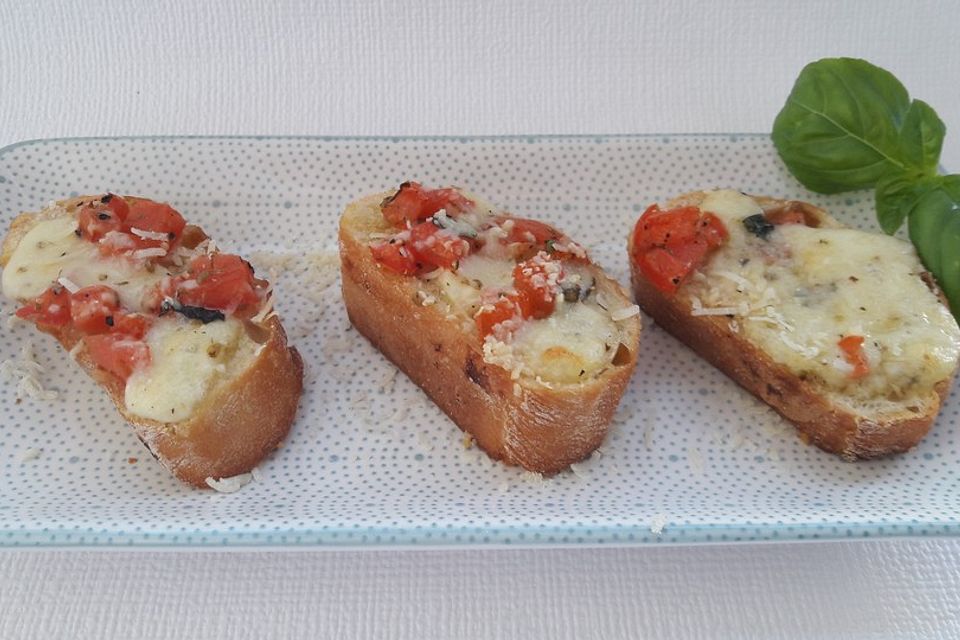 Crostini mit Tomaten und Mozzarella