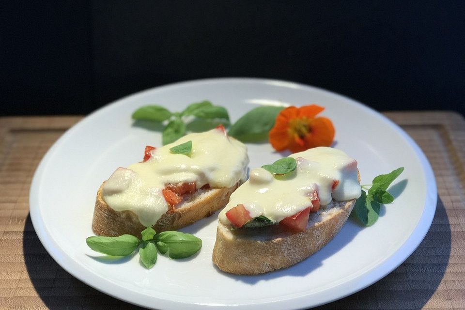 Crostini mit Tomaten und Mozzarella