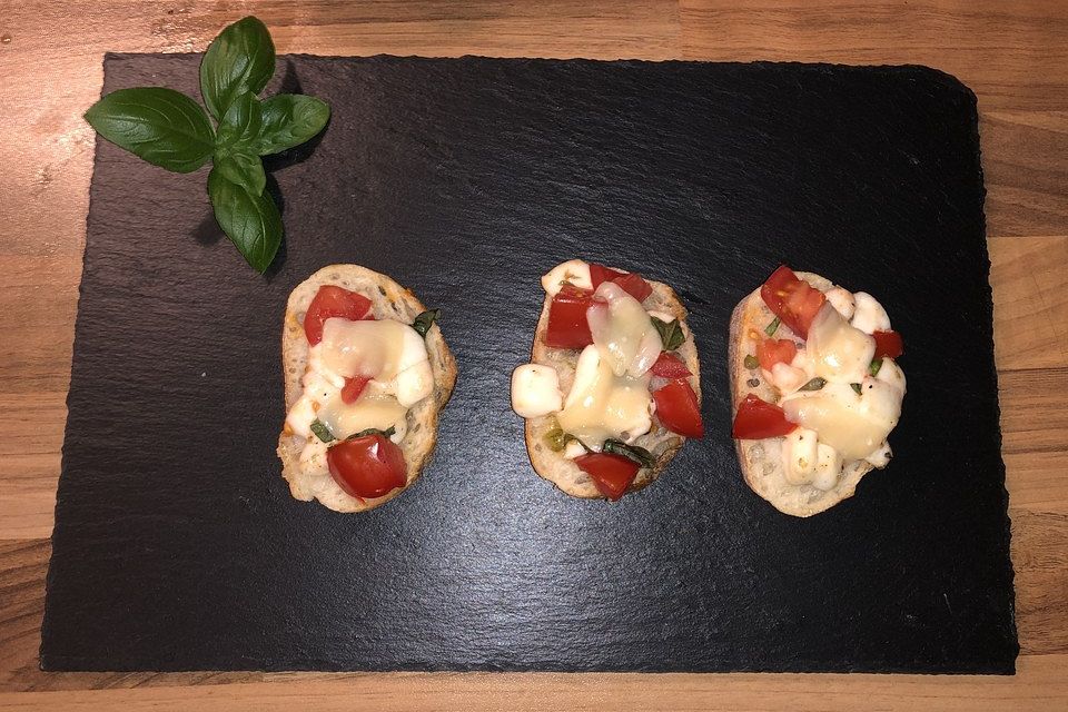 Crostini mit Tomaten und Mozzarella