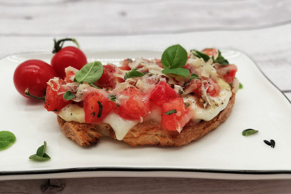 Crostini mit Tomaten und Mozzarella