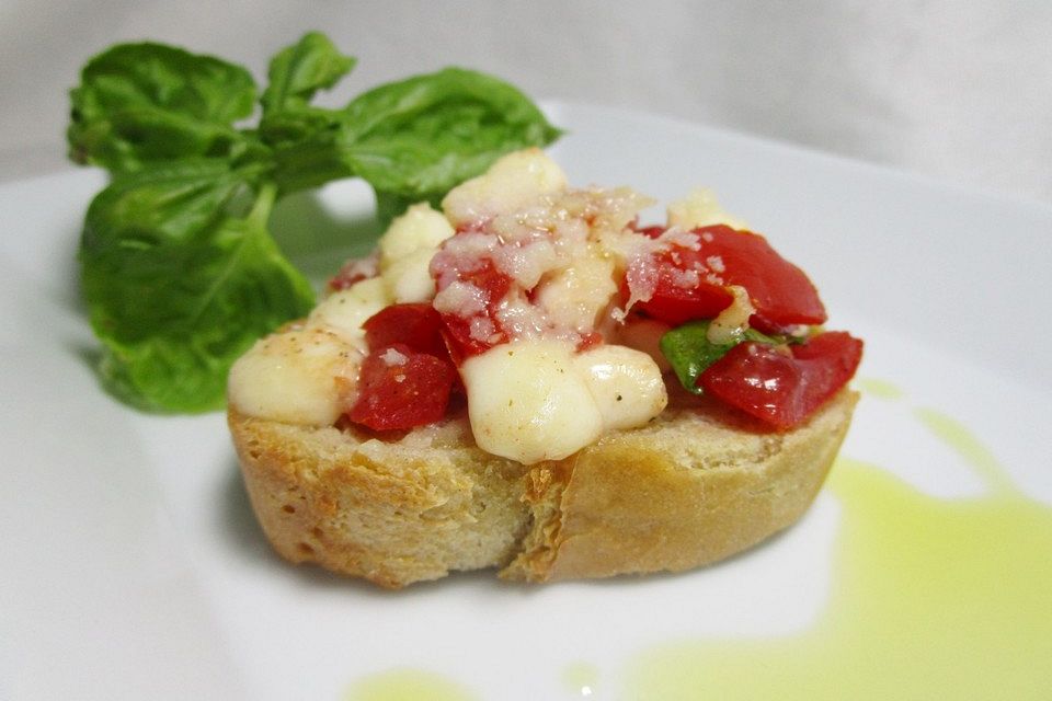 Crostini mit Tomaten und Mozzarella